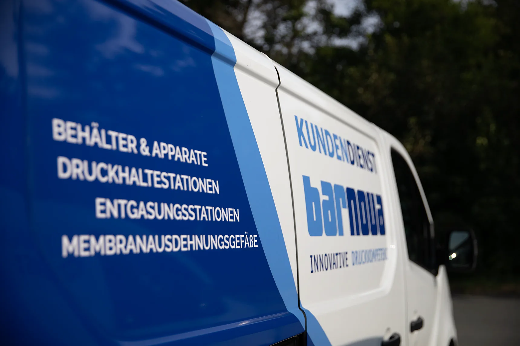 Barnova Kundendienstfahrzeug mit Leistungsübersicht auf der Fahrzeugseite